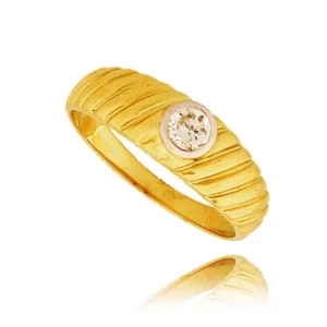 Złoty pierścionek podkreślający subtelny blask kamieni.