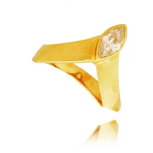 Delikatny pierścionek wykonany z wysokiej jakości złota.