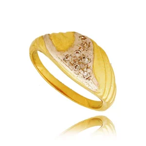 Złoty pierścionek podkreślający subtelny blask kamieni.