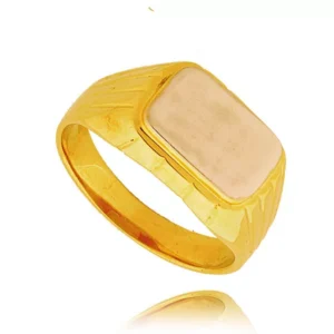 Pierścionek ze złota łączący klasykę z nowoczesnością.