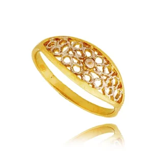 Pierścionek ze złota łączący klasykę z nowoczesnością.