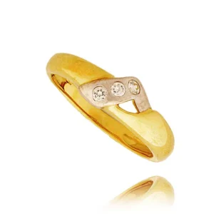 Delikatny pierścionek wykonany z wysokiej jakości złota.