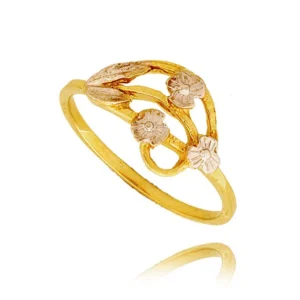 Złoty pierścionek podkreślający subtelny blask kamieni.