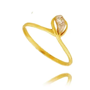 Pierścionek ze złota łączący klasykę z nowoczesnością.