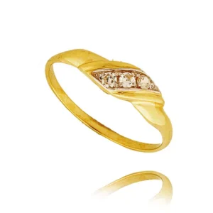 Pierścionek ze złota łączący klasykę z nowoczesnością.