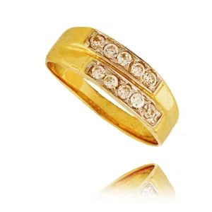 Złoty pierścionek podkreślający subtelny blask kamieni.