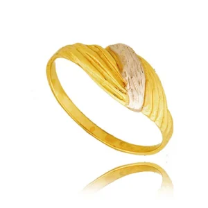 Złoty pierścionek podkreślający subtelny blask kamieni.