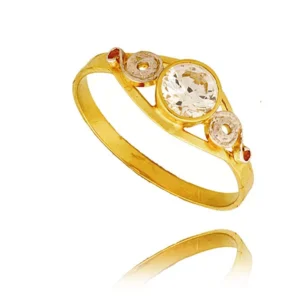 Złoty pierścionek podkreślający subtelny blask kamieni.