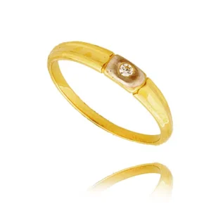 Delikatny pierścionek wykonany z wysokiej jakości złota.