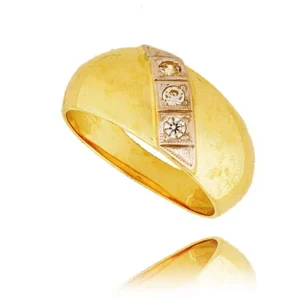 Złoty pierścionek podkreślający subtelny blask kamieni.