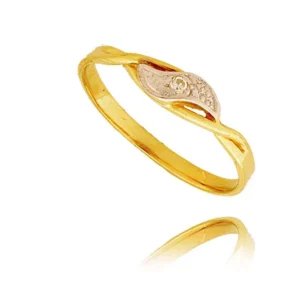 Złoty pierścionek podkreślający subtelny blask kamieni.