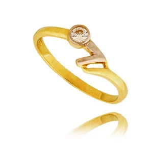 Złoty pierścionek podkreślający subtelny blask kamieni.