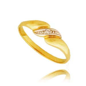 Pierścionek ze złota łączący klasykę z nowoczesnością.