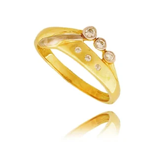 Złoty pierścionek podkreślający subtelny blask kamieni.