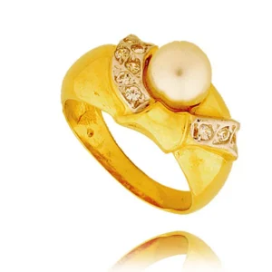 Delikatny pierścionek wykonany z wysokiej jakości złota.