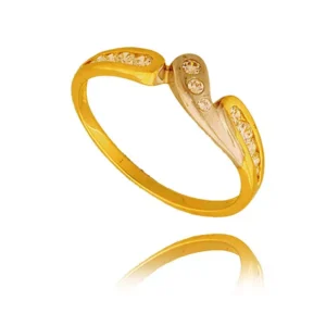 Elegancki pierścionek będący doskonałym dodatkiem do stylizacji.