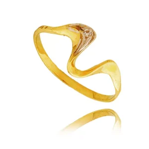 Złoty pierścionek podkreślający subtelny blask kamieni.