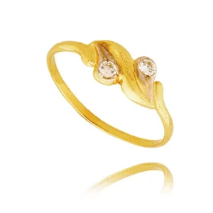 Złoty pierścionek podkreślający subtelny blask kamieni.