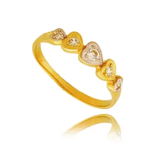 Złoty pierścionek podkreślający subtelny blask kamieni.