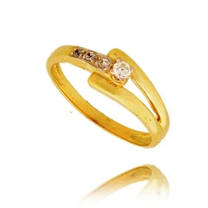 Pierścionek ze złota łączący klasykę z nowoczesnością.