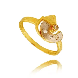 Złoty pierścionek podkreślający subtelny blask kamieni.