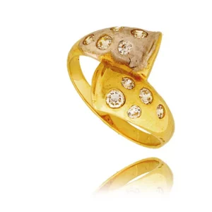 Pierścionek ze złota łączący klasykę z nowoczesnością.