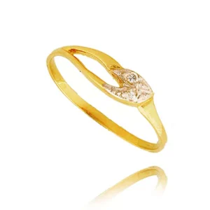 Złoty pierścionek podkreślający subtelny blask kamieni.