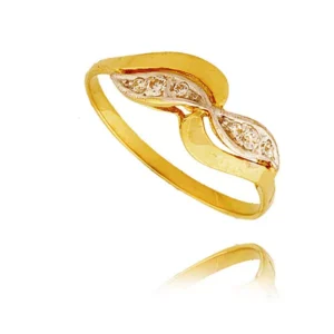 Złoty pierścionek podkreślający subtelny blask kamieni.