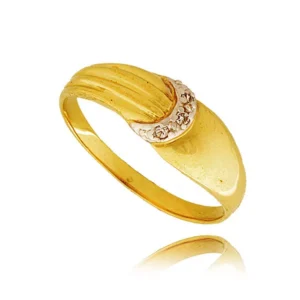 Delikatny pierścionek wykonany z wysokiej jakości złota.