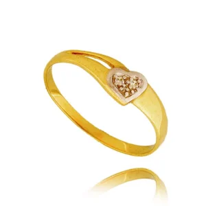 Złoty pierścionek podkreślający subtelny blask kamieni.