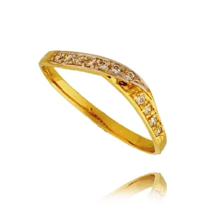 Pierścionek ze złota łączący klasykę z nowoczesnością.