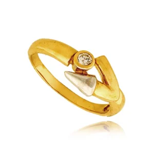 Złoty pierścionek podkreślający subtelny blask kamieni.