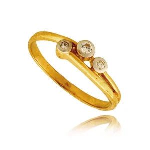 Złoty pierścionek podkreślający subtelny blask kamieni.