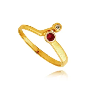 Złoty pierścionek podkreślający subtelny blask kamieni.