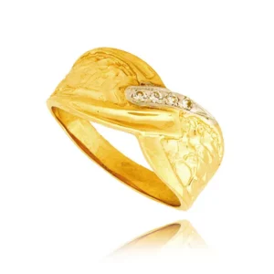 Złoty pierścionek podkreślający subtelny blask kamieni.