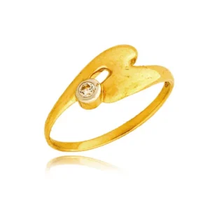 Złoty pierścionek podkreślający subtelny blask kamieni.