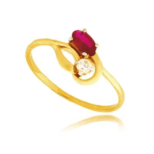 Złoty pierścionek podkreślający subtelny blask kamieni.