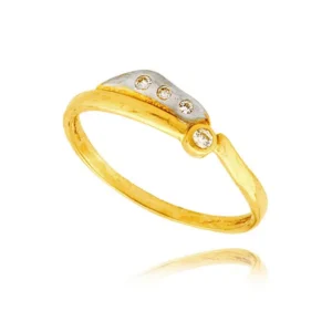 Pierścionek ze złota łączący klasykę z nowoczesnością.