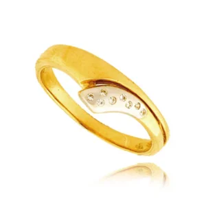 Złoty pierścionek podkreślający subtelny blask kamieni.