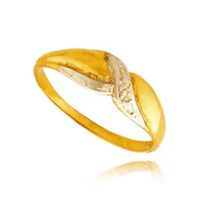 Złoty pierścionek podkreślający subtelny blask kamieni.