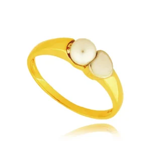 Złoty pierścionek podkreślający subtelny blask kamieni.