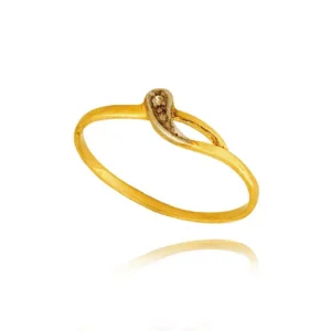 Pierścionek ze złota łączący klasykę z nowoczesnością.