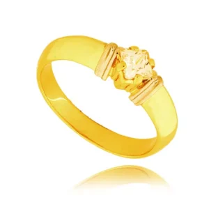 Złoty pierścionek podkreślający subtelny blask kamieni.