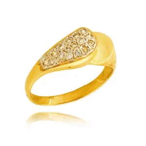 Elegancki pierścionek będący doskonałym dodatkiem do stylizacji.