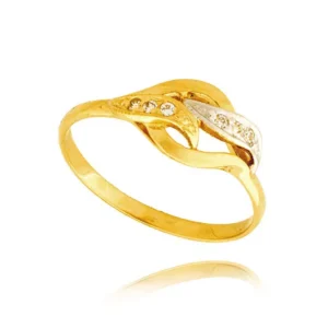 Złoty pierścionek podkreślający subtelny blask kamieni.