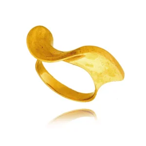 Elegancki pierścionek będący doskonałym dodatkiem do stylizacji.