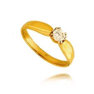 Pierścionek ze złota łączący klasykę z nowoczesnością.