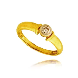 Złoty pierścionek podkreślający subtelny blask kamieni.