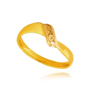 Złoty pierścionek podkreślający subtelny blask kamieni.