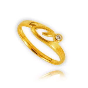 Pierścionek ze złota łączący klasykę z nowoczesnością.